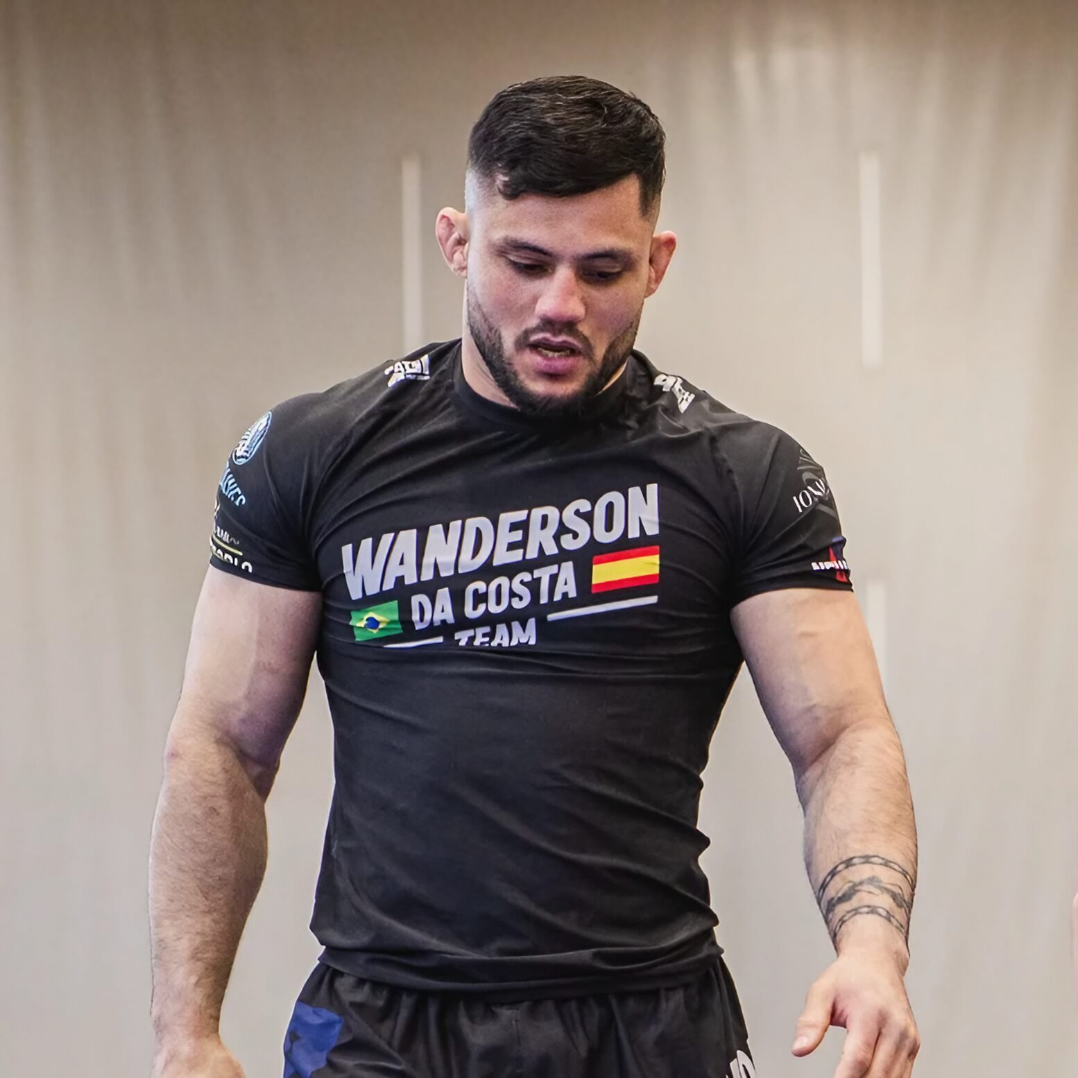 Wanderson da Costa con la camiseta del equipo antes de un combate